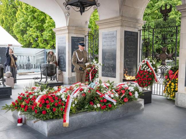 媒体:德国给高市上了一堂课 正视历史永无止境