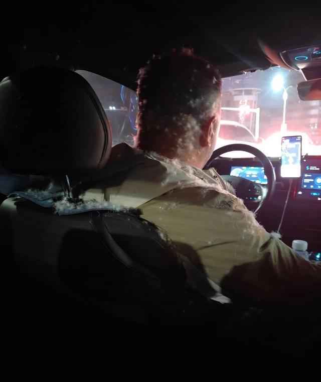 乘客坐车时羽绒服突然炸了